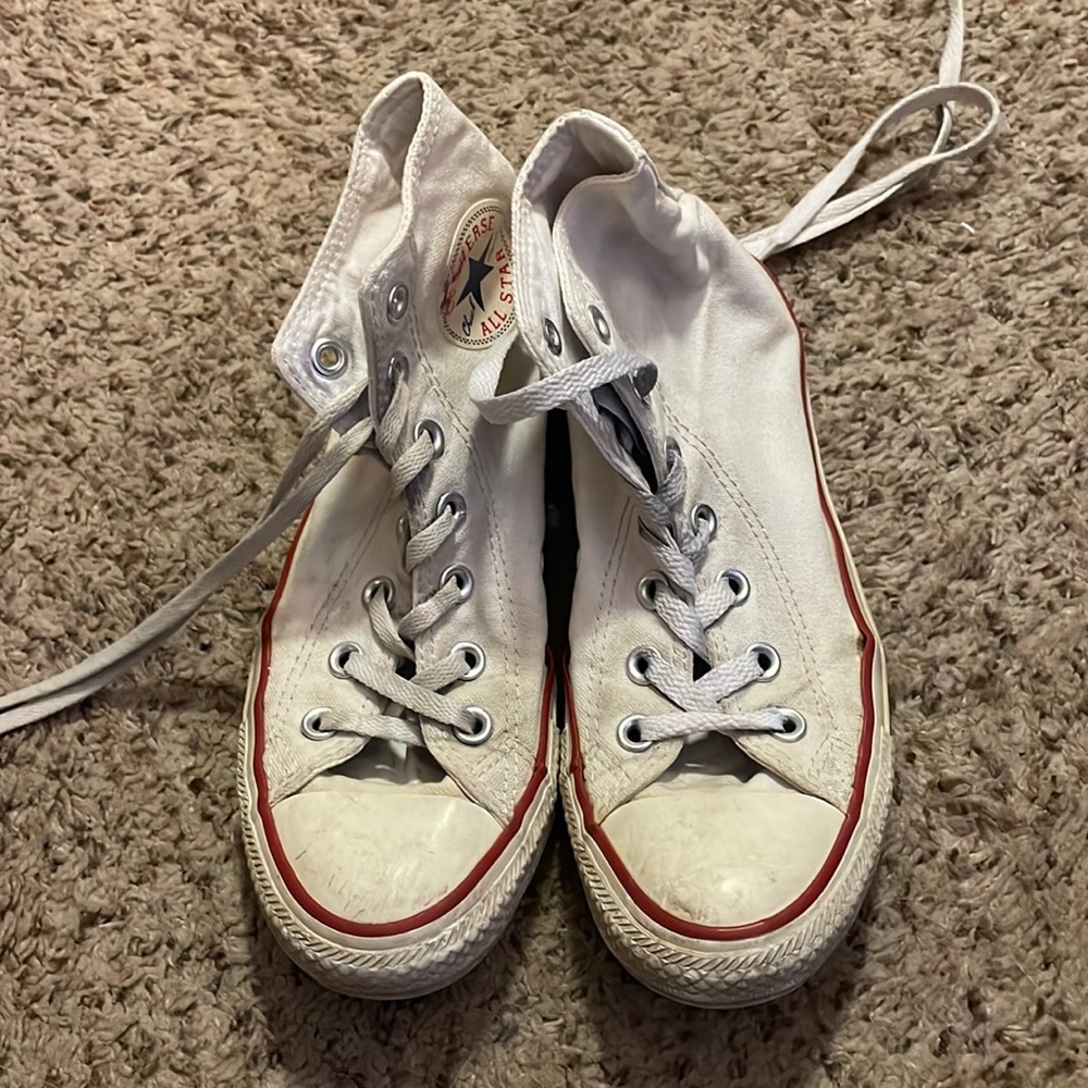 Women’s White converse. Size 7. Used but still in good condition